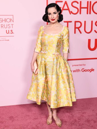 Téléchargez les photos : Dita von Teese arrive au Fashion Trust U.S. Prix 2024 dans une résidence privée le 9 avril 2024 à Beverly Hills, Los Angeles, Californie, États-Unis. - en image libre de droit
