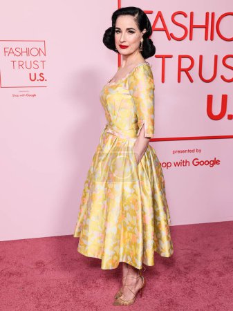 Foto de Dita von Teese llega al Fashion Trust U.S. Premios 2024 celebrados en una Residencia Privada el 9 de abril de 2024 en Beverly Hills, Los Ángeles, California, Estados Unidos. - Imagen libre de derechos