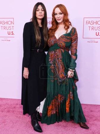 Téléchargez les photos : Lauren Sample et Christina Hendricks arrivent au Fashion Trust U.S. Prix 2024 dans une résidence privée le 9 avril 2024 à Beverly Hills, Los Angeles, Californie, États-Unis. - en image libre de droit
