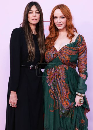 Foto de Lauren Sample y Christina Hendricks llegan al Fashion Trust U.S. Premios 2024 celebrados en una Residencia Privada el 9 de abril de 2024 en Beverly Hills, Los Ángeles, California, Estados Unidos. - Imagen libre de derechos