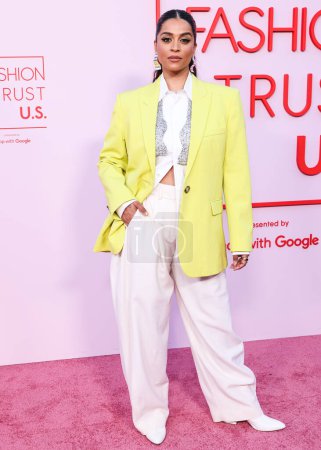 Foto de Lilly Singh llega al Fashion Trust U.S. Premios 2024 celebrados en una Residencia Privada el 9 de abril de 2024 en Beverly Hills, Los Ángeles, California, Estados Unidos. - Imagen libre de derechos
