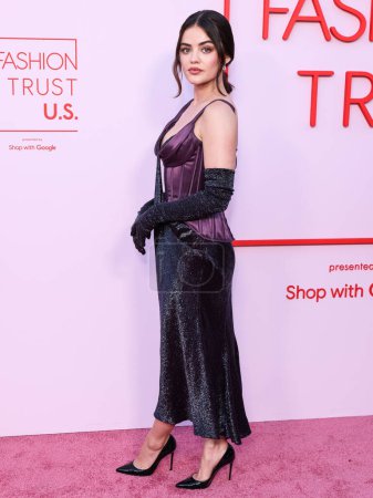 Téléchargez les photos : Lucy Hale arrive au Fashion Trust U.S. Prix 2024 dans une résidence privée le 9 avril 2024 à Beverly Hills, Los Angeles, Californie, États-Unis. - en image libre de droit