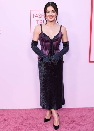 Téléchargez les photos : Lucy Hale arrive au Fashion Trust U.S. Prix 2024 dans une résidence privée le 9 avril 2024 à Beverly Hills, Los Angeles, Californie, États-Unis. - en image libre de droit