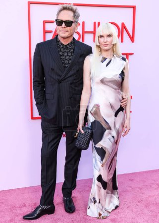 Foto de Matt Sorum y Ace Harper llegan al Fashion Trust de EE.UU. Premios 2024 celebrados en una Residencia Privada el 9 de abril de 2024 en Beverly Hills, Los Ángeles, California, Estados Unidos. - Imagen libre de derechos