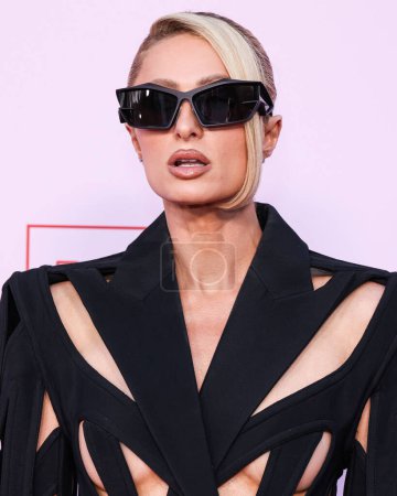 Téléchargez les photos : Paris Hilton en robe Muglar arrive au Fashion Trust U.S. Prix 2024 dans une résidence privée le 9 avril 2024 à Beverly Hills, Los Angeles, Californie, États-Unis. - en image libre de droit