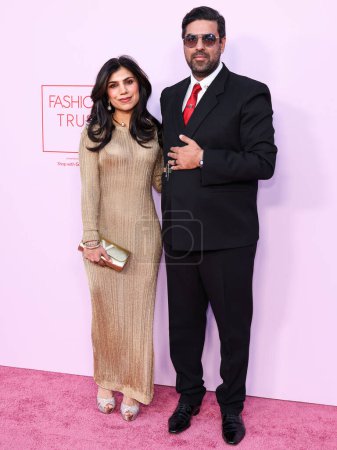 Téléchargez les photos : Pooja Sachin Duggal et Sachin Dev arrivent au Fashion Trust U.S. Prix 2024 dans une résidence privée le 9 avril 2024 à Beverly Hills, Los Angeles, Californie, États-Unis. - en image libre de droit
