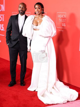 Foto de Tim Weatherspoon y su esposa Kelly Rowland llegan al Fashion Trust U.S. Premios 2024 celebrados en una Residencia Privada el 9 de abril de 2024 en Beverly Hills, Los Ángeles, California, Estados Unidos. - Imagen libre de derechos