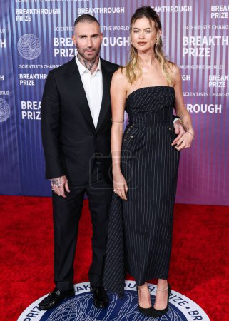 Téléchargez les photos : Behati Prinsloo et son épouse Adam Levine arrivent à la 10e cérémonie annuelle de remise des prix Breakthrough qui s'est tenue au Academy Museum of Motion Pictures le 13 avril 2024 à Los Angeles, Californie, États-Unis. - en image libre de droit