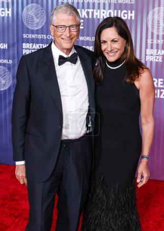 Foto de Bill Gates y su novia Paula Hurd llegan a la 10ª Ceremonia Anual del Premio Breakthrough celebrada en el Museo de la Academia de Cine el 13 de abril de 2024 en Los Ángeles, California, Estados Unidos. - Imagen libre de derechos