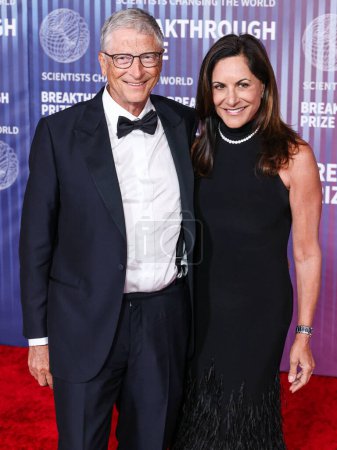 Téléchargez les photos : Bill Gates et sa petite amie Paula Hurd arrivent à la 10e cérémonie annuelle de remise des prix Breakthrough tenue au Academy Museum of Motion Pictures le 13 avril 2024 à Los Angeles, Californie, États-Unis. - en image libre de droit