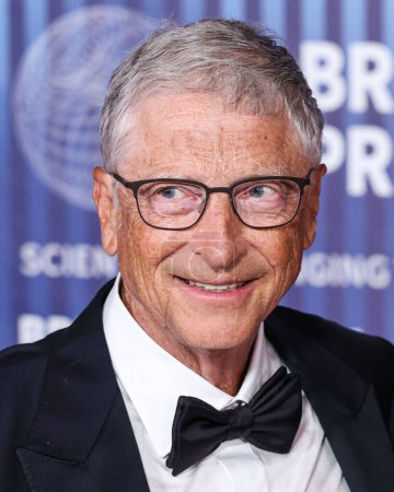 Foto de Bill Gates llega a la 10ª Ceremonia Anual del Premio Breakthrough celebrada en el Academy Museum of Motion Pictures el 13 de abril de 2024 en Los Ángeles, California, Estados Unidos. - Imagen libre de derechos