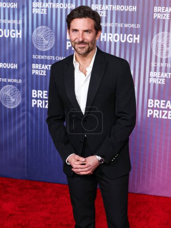Foto de Bradley Cooper llega a la 10ª Ceremonia Anual del Premio Breakthrough celebrada en el Academy Museum of Motion Pictures el 13 de abril de 2024 en Los Ángeles, California, Estados Unidos. - Imagen libre de derechos