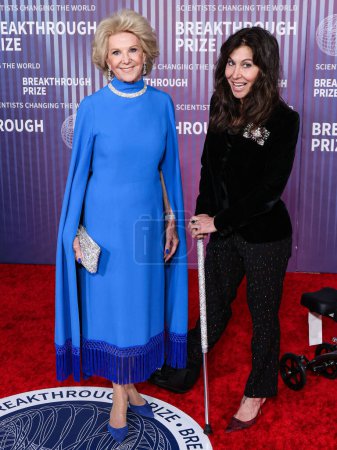 Foto de Elaine Wynn y su hija Gillian Wynn llegan a la 10ª Ceremonia Anual del Premio Breakthrough celebrada en el Museo de la Academia de Cine el 13 de abril de 2024 en Los Ángeles, California, Estados Unidos. - Imagen libre de derechos