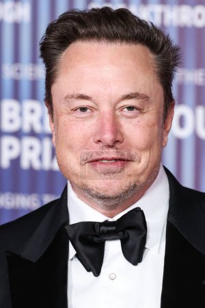 Foto de Elon Musk llega a la 10ª Ceremonia Anual del Premio Breakthrough celebrada en el Academy Museum of Motion Pictures el 13 de abril de 2024 en Los Ángeles, California, Estados Unidos. - Imagen libre de derechos