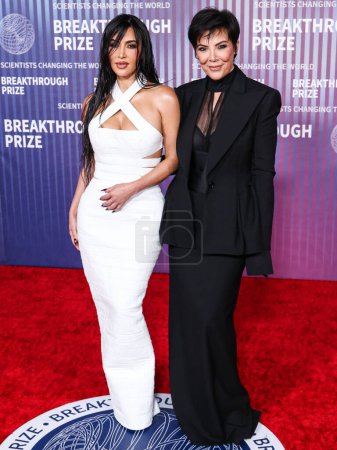 Foto de Kim Kardashian y su madre Kris Jenner llegan a la 10ª Ceremonia Anual del Premio Breakthrough celebrada en el Museo de la Academia de Cine el 13 de abril de 2024 en Los Ángeles, California, Estados Unidos. - Imagen libre de derechos