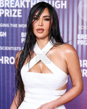 Foto de Kim Kardashian llega a la 10ª Ceremonia Anual del Premio Breakthrough celebrada en el Academy Museum of Motion Pictures el 13 de abril de 2024 en Los Ángeles, California, Estados Unidos. - Imagen libre de derechos