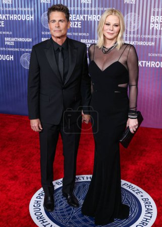 Téléchargez les photos : Rob Lowe et son épouse Sheryl Berkoff arrivent à la 10e cérémonie annuelle de remise des prix Breakthrough qui s'est tenue au Academy Museum of Motion Pictures le 13 avril 2024 à Los Angeles, Californie, États-Unis. - en image libre de droit