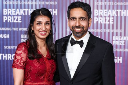 Foto de Umaima Marvi y su esposo Salman Khan llegan a la 10ª Ceremonia Anual del Premio Breakthrough celebrada en el Museo de la Academia de Cine el 13 de abril de 2024 en Los Ángeles, California, Estados Unidos. - Imagen libre de derechos
