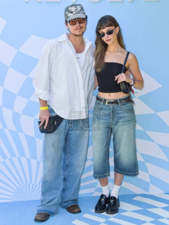 Téléchargez les photos : Cole Sprouse et sa petite amie Ari Fournier arrivent au 7e festival annuel REVOLVE 2024 lors du festival de musique et d'arts de la vallée de Coachella 2024 - Week-end 1 - Jour 2 tenu à l'hôtel Parker Palm Springs le 13 avril 2024 à Palm Springs, États-Unis. - en image libre de droit
