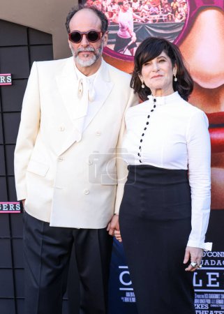 Foto de Luca Guadagnino y Amy Pascal llegan al estreno de Amazon MGM Studios 'Challengers' celebrado en Westwood Village Theater el 16 de abril de 2024 en Westwood, Los Ángeles, California, Estados Unidos. - Imagen libre de derechos