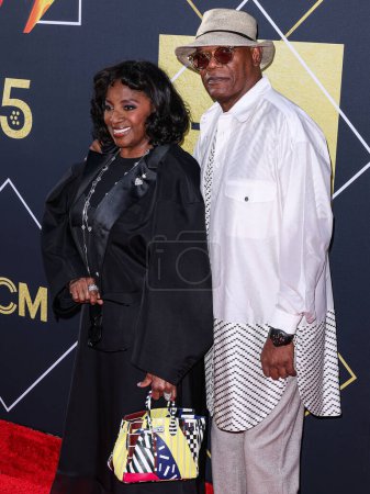 Téléchargez les photos : LaTanya Richardson Jackson et son mari Samuel L. Jackson arrivent au 15e Festival annuel du film classique de la MTC 2024 Soirée d'ouverture et 30e anniversaire Présentation de "Pulp Fiction" de Miramax tenue le 18 avril 2024 à Hollywood - en image libre de droit