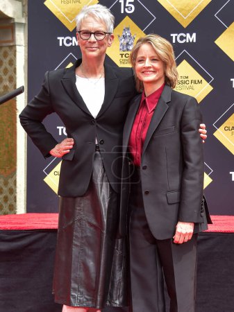 Foto de Jamie Lee Curtis y Jodie Foster asisten al 15º Festival Anual de Cine Clásico de TCM 2024 - TCM organiza una ceremonia de huella y huella en honor a Jodie Foster celebrada en el TCL Chinese Theatre IMAX Forecourt el 19 de abril de 2024 en Hollywood, Los Ángeles, - Imagen libre de derechos