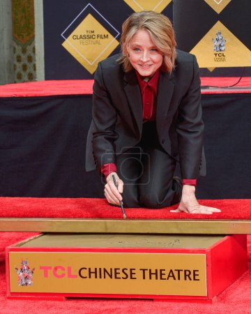 Foto de Jodie Foster firma su autógrafo en cemento durante el 15º Festival Anual de Cine Clásico de TCM 2024 - TCM organiza una ceremonia de huella y huella en honor a Jodie Foster celebrada en TCL Chinese Theatre IMAX Forecourt el 19 de abril de 2024 en Los Ángeles - Imagen libre de derechos
