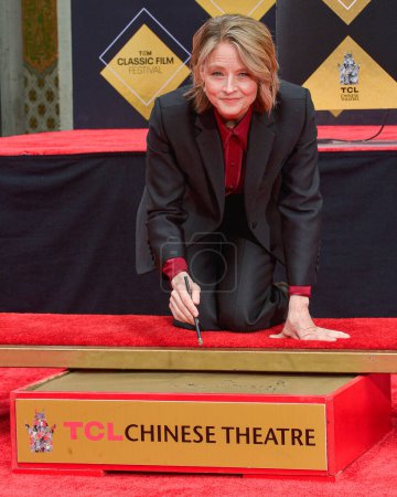 Foto de Jodie Foster firma su autógrafo en cemento durante el 15º Festival Anual de Cine Clásico de TCM 2024 - TCM organiza una ceremonia de huella y huella en honor a Jodie Foster celebrada en TCL Chinese Theatre IMAX Forecourt el 19 de abril de 2024 en Los Ángeles - Imagen libre de derechos