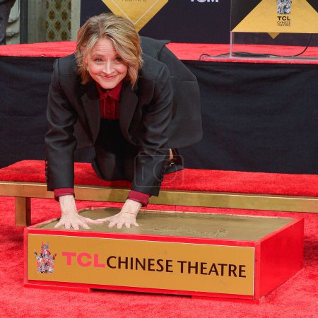 Téléchargez les photos : Jodie Foster signe son autographe en ciment lors du 15e Festival annuel du film classique de la MTC 2024 - La MTC organise une cérémonie sur l'empreinte et l'empreinte au sol en l'honneur de Jodie Foster au TCL Chinese Theatre IMAX Forecourt le 19 avril 2024 à Los Angeles - en image libre de droit