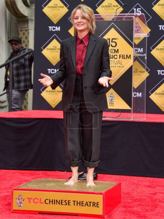 Téléchargez les photos : Jodie Foster signe son autographe en ciment lors du 15e Festival annuel du film classique de la MTC 2024 - La MTC organise une cérémonie sur l'empreinte et l'empreinte au sol en l'honneur de Jodie Foster au TCL Chinese Theatre IMAX Forecourt le 19 avril 2024 à Los Angeles - en image libre de droit