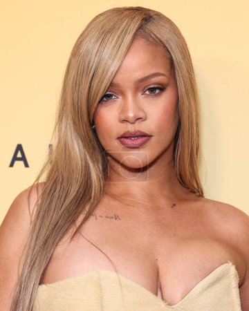 Téléchargez les photos : Rihanna (Robyn Rihanna Fenty) arrive à la Rihanna x Fenty Beauty New Product Launch For Fenty Beauty Soft'Lit Naturally Luminous Longwear Foundation qui s'est tenue aux 7th Street Studios le 26 avril 2024 à Los Angeles, Californie, États-Unis. - en image libre de droit