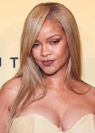 Téléchargez les photos : Rihanna (Robyn Rihanna Fenty) arrive à la Rihanna x Fenty Beauty New Product Launch For Fenty Beauty Soft'Lit Naturally Luminous Longwear Foundation qui s'est tenue aux 7th Street Studios le 26 avril 2024 à Los Angeles, Californie, États-Unis. - en image libre de droit