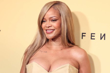Foto de Rihanna (Robyn Rihanna Fenty) llega al lanzamiento del nuevo producto Rihanna x Fenty Beauty For Fenty Beauty Soft 'Lit Naturally Luminous Longwear Foundation celebrado en 7th Street Studios el 26 de abril de 2024 en Los Ángeles, California, Estados Unidos. - Imagen libre de derechos
