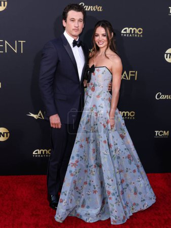 Téléchargez les photos : Miles Teller and wife Keleigh Sperry Teller arrive at the 49th Annual AFI (American Film Institute) Lifetime Achievement Award Gala Tribute Celebrating Nicole Kidman held at the Dolby Theatre on April 27, 2024 in Hollywood, Los Angeles, California - en image libre de droit