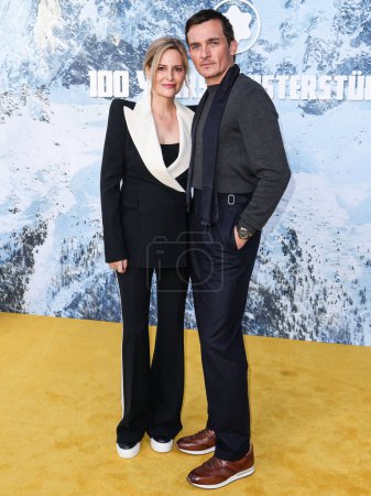 Foto de Aimee Mullins y su esposo Rupert Friend llegan a la Galería Montblanc Meisterstuck 100 Aniversario celebrada en Paramour Estate el 1 de mayo de 2024 en Silver Lake, Los Ángeles, California, Estados Unidos. - Imagen libre de derechos