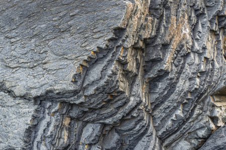 Téléchargez les photos : Photographie abstraite fascinante capturant des strates rocheuses près d'Aberystwyth. Cette image en gros plan met en valeur la beauté naturelle et les merveilles géologiques trouvées le long du littoral accidenté. - en image libre de droit