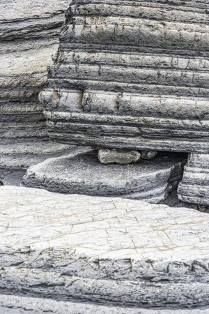 Foto de Una fotografía que muestra los intrincados patrones naturales y texturas que se encuentran en las rocas. Esta vista de cerca destaca los intrincados detalles del diseño de naturalezas. Aberystwyth, Reino Unido - Imagen libre de derechos