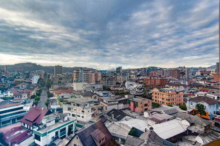 Foto de Vista aérea de Quito con majestuoso volcán Cotopaxi al fondo. Icónico skyline de la capital ecuatoriana y maravilla natural. - Imagen libre de derechos