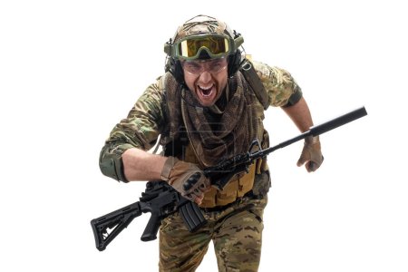 Foto de Un soldado mercenario profesional saliendo de la zona de muerte en contacto con el enemigo. Aislado sobre fondo blanco. - Imagen libre de derechos