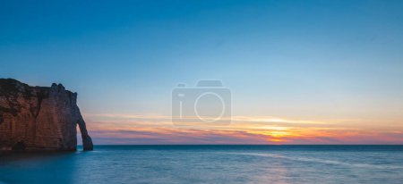 Foto de Panoramic view of the white coast of etretat france at sunset - travel concept - Imagen libre de derechos