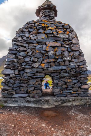 Foto de Estatua de piedra del espíritu guardián de un pueblo en la costa de hielo - concepto de maravillas naturales - Imagen libre de derechos