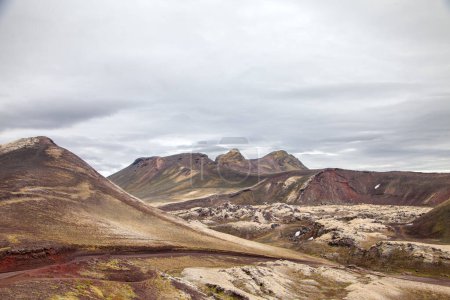 Téléchargez les photos : Majestueux paysage lunaire de collines volcaniques dans la région Landmannalaugar - concept des merveilles naturelles - en image libre de droit