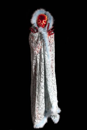 Foto de Retrato de mujer sensual vestida con un disfraz de esqueleto con una capa bordada - concepto de halloween - Imagen libre de derechos