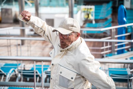 Téléchargez les photos : Bel homme d'âge moyen heureux qui s'amuse à danser sur le pont d'un bateau de croisière - concept de voyage et de vacances - en image libre de droit