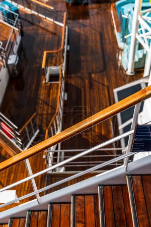 Téléchargez les photos : Complexe d'escaliers et couloirs en bois sur le pont d'un bateau de croisière - en image libre de droit