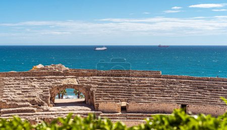Foto de Vista panorámica del anfiteatro romano junto al mar en Tarragona España - Imagen libre de derechos