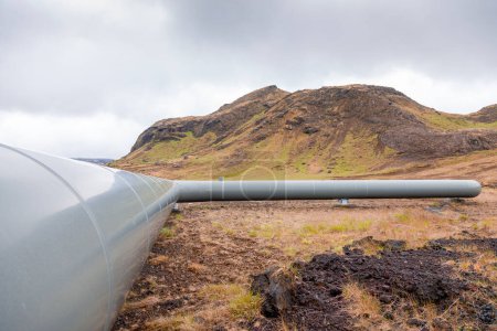Foto de Oleoductos de energía geotérmica a lo largo de las colinas desérticas de iceland - concepto de energía limpia y sostenible - Imagen libre de derechos