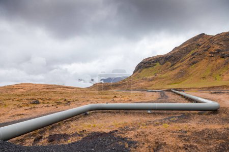 Téléchargez les photos : Pipelines d "énergie géothermique le long des collines désertiques de la péninsule - concept d" énergie propre et durable - en image libre de droit