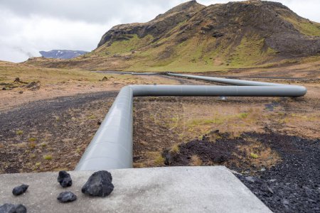 Foto de Oleoductos de energía geotérmica a lo largo de las colinas desérticas de iceland - concepto de energía limpia y sostenible - Imagen libre de derechos