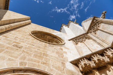 Téléchargez les photos : Vue sur les murs depuis la cour intérieure de la cathédrale Santa Maria de Tarragone Espagne - en image libre de droit